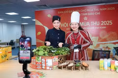 TikToker Ngọc Bambo và Nghệ nhân ẩm thực Nguyễn Thị Hồng Yến - Chủ nhà hàng Gỏi lá Yến Vi tại buổi livestream vào ngày 30/10. (Nguồn: Báo Công Thương)