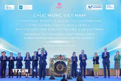 Bộ trưởng Tài chính Ngô Văn Tuấn thực hiện nghi thức đánh cồng, đánh dấu việc thị trường chứng khoán Việt Nam chính thức tham gia vào chỉ số thị trường mới nổi của FTSE GEIS (FTSE Global Equity Index Series). (Ảnh: Lê Đông/TTXVN)