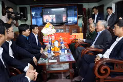 Phó Thủ tướng Thường trực Nguyễn Hòa Bình tặng quà gia đình sách, người nghèo ở Quảng Nam. (Ảnh Trần Tĩnh/ TTXVN)