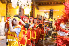 Các túi lương được vận chuyên từ cung cấm Đền Trần thương ra các cửa phía ngoài để phát cho người dân và du khách thập phương. (Ảnh: Đại Nghĩa/TTXVN)