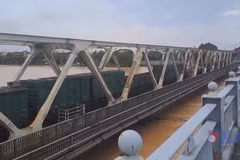 Huế: Điều hai đoàn tàu gia tải chống trôi cầu đường sắt Bạch Hổ 