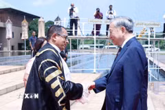 Chủ tịch Quốc hội Sri Lanka Jagath Wickramaratne đón Tổng Bí thư, Chủ tịch nước Tô Lâm. (Ảnh: Thống Nhất/ TTXVN)
