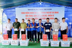 Đoàn đại biểu Thành phố Hồ Chí Minh trao tặng những phần quà tới các cán bộ, chiến sỹ và lực lượng đóng quân, công tác trên đảo Hòn Khoai, xã Đất Mũi, tỉnh Cà Mau. (Ảnh: Xuân Anh/TTXVN)