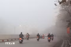 Bắc Bộ sáng sớm có mưa phùn và sương mù. (Nguồn: TTXVN)