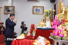 Đại sứ Việt Nam tại Lào Nguyễn Minh Tâm dâng hương tri ân các Vua Hùng tại buổi lễ. (Ảnh: Xuân Tú/TTXVN)