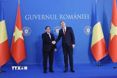Thủ tướng Phạm Minh Chính và Thủ tướng Romania Ion-Marcel Ciolacu. (Ảnh: Dương Giang/TTXVN)