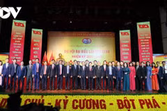 Phó Thủ tướng Mai Văn Chính chụp ảnh lưu niệm cùng các đại biểu tại Đại hội đại biểu Đảng bộ Đài Tiếng nói Việt Nam lần thứ 27, nhiệm kỳ 2025-2030. (Nguồn: VOV)
