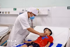 Sau 14 ngày được điều trị tích cực tại Bệnh viện Nhi đồng Đồng Nai, bé Đ.M.T đã hồi phục sức khỏe. (Ảnh: Lê Xuân/TTXVN)
