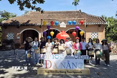 Đại biểu tham dự trải nghiệm tại lễ công bố. (Ảnh: Trần Lê Lâm/TTXVN)