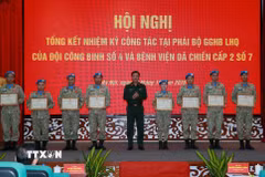 Thượng tướng Nguyễn Trường Thắng, Thứ trưởng Bộ Quốc phòng trao Bằng khen của Bộ trưởng Bộ Quốc phòng cho các tập thể, cá nhân Đội công binh số 4 và Bệnh viện dã chiến cấp 2 số 7. (Ảnh: Trọng Đức/TTXVN)