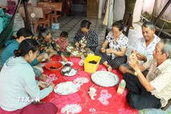 Nhóm lao động nông thôn kết cườm tạo các sản phẩm kẹp tóc, phụ kiện quần áo hoạt động xuyên suốt 10 năm tại phường Bình Xuân, tỉnh Đồng Tháp. (Ảnh: Hồng Nhung/TTXVN)