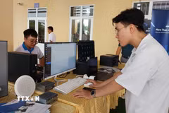 Sinh viên trường cao đẳng Cà Mau thực hành trên các thiết bị hiện đại. (Ảnh: TTXVN phát)