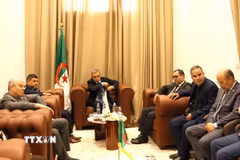 Bà Houria Meddahi, Bộ trưởng Du lịch và Thủ công mỹ nghệ Algeria tiếp thân mật Đại sứ Vũ Duy Long cùng một số đại biểu khác tham dự Diễn đàn du lịch tắm khoáng nóng và trị liệu bằng nước biển ở Algeria. (Ảnh: Mạnh Hùng/TTXVN)