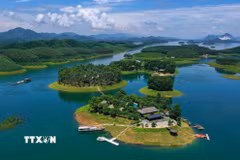 Hồ Thác Bà (Yên Bái), nơi được ví như "Hạ Long trên núi" với nhiều tiềm năng phát triển du lịch. (Ảnh: Tuấn Anh/TTXVN)