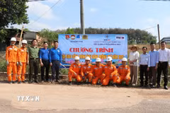 Điện lực Đồng Phú, Cơ quan thường trú TTXVN tại Đồng Nai và xã Đoàn Đồng Phú bàn giao công trình :Thắp sáng đường quê" cho người dân thôn Tân Tiến. (Ảnh: Đậu Tất Thành/TTXVN)