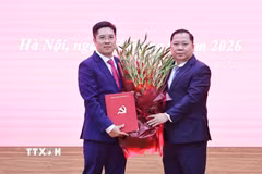 Đồng chí Nguyễn Phi Long, Ủy viên Trung ương Đảng, Phó Bí thư Thường trực Đảng ủy Mặt trận Tổ quốc, các đoàn thể Trung ương, Phó Chủ tịch Ủy ban Trung ương Mặt trận Tổ quốc Việt Nam trao quyết định cho đồng chí Nguyễn Duy Hiển, được bổ nhiệm giữ chức Trợ lý đồng chí Bùi Thị Minh Hoài, Ủy viên Bộ Chính trị, Bí thư Trung ương Đảng, Chủ tịch Ủy ban Trung ương Mặt trận Tổ quốc Việt Nam. (Ảnh: Minh Đức/TTXVN)