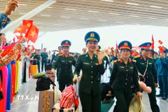 Người dân Thành phố đến tri ân, chia tay các lực lượng tham gia diễu binh, diễu hành trở về đơn vị. (Ảnh: Xuân Khu/TTXVN)