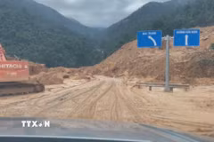 Xe ôtô có thể lưu thông trên đèo Khánh Lê dưới sự điều phối giao thông của các cơ quan chức năng. (Ảnh: TTXVN phát)
