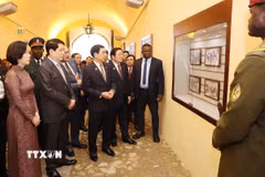 Chủ tịch nước Lương Cường và Phu nhân và đại biểu nghe giới thiệu về các hiện vật, tư liệu. (Ảnh: Lâm Khánh/ TTXVN)