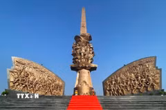 Tượng đài Trung tâm Khu tưởng niệm Chiến khu D ở Bình Dương được ốp phù điêu bằng đồng. (Ảnh: Dương Chí Tưởng/TTXVN)