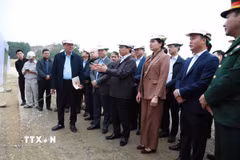 Phó Thủ tướng Chính phủ Bùi Thanh Sơn kiểm tra thực tế Dự án cao tốc Tuyên Quang- Hà Giang (giai đoạn 1), đoạn qua tỉnh Tuyên Quang. (Ảnh: Quang Cường/TTXVN)