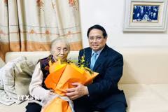 Thủ tướng Phạm Minh Chính thăm, chúc mừng nguyên Phó Chủ tịch nước Nguyễn Thị Bình nhân Ngày Quốc tế Phụ nữ 8/3. (Ảnh: Dương Giang/TTXVN)