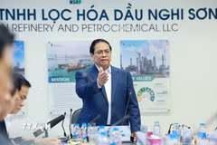 Thủ tướng Phạm Minh Chính làm việc với lãnh đạo Công ty trách nhiệm hữu hạn Lọc hoá dầu Nghi Sơn. (Ảnh: Dương Giang/TTXVN)