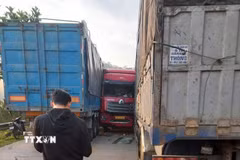 Hiện trường vụ tai nạn liên hoàn trên tuyến đường Hồ Chí Minh, đoạn qua xã Khâm Đức (thành phố Đà Nẵng) khiến nhiều phương tiện bị ùn tắc. (Ảnh: TTXVN phát)
