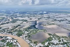 Nước lũ gây ngập lụt cánh đồng trên địa bàn phường Bình Đức, tỉnh An Giang. (Ảnh: Thanh Sang/TTXVN)