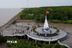 Biểu tượng Mũi tàu (Khu Du lịch Mũi Cà Mau, xã Đất Mũi, tỉnh Cà Mau). (Ảnh: Tuấn Kiệt/TTXVN)