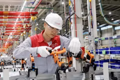 Công nhân lắp ráp ôtô tại Nhà máy Sản xuất Ôtô Thành Công Việt Hưng, Quảng Ninh. (Ảnh: Văn Đức/TTXVN)