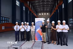 Đại diện cán bộ tỉnh Phú Thọ cùng đoàn công tác của Bộ trưởng ủy nhiệm đặc trách Pháp ngữ, Đối tác quốc tế và Pháp kiều tại Nhà máy Thủy điện Hòa Bình mở rộng. (Ảnh: Thanh Hải/TTXVN)