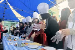 Đại biểu và khách mời tham gia trải nghiệm món gỏi cuốn truyền thống của Việt Nam. (Ảnh: Nhật Hưng/TTXVN)