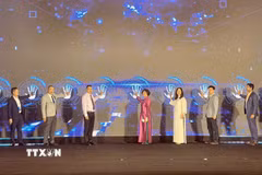 Đại biểu thực hiện nghi thức khai mạc chương trình Không gian Business & Kết nối B2B. (Ảnh: Trần Lê Lâm/TTXVN)