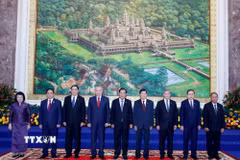 Tổng Bí thư Tô Lâm; Chủ tịch Đảng Nhân dân Campuchia Samdech Techo Hun Sen; Tổng Bí thư, Chủ tịch nước Lào Thongloun Sisoulith cùng lãnh đạo chủ chốt 3 Đảng tại Cuộc gặp. (Ảnh: Thống Nhất/TTXVN)