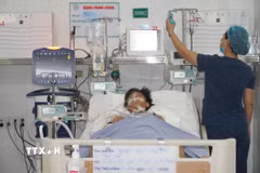 Bé trai bị đuối nước được theo dõi sức khỏe tại Bệnh viện Nhi đồng Đồng Nai. (Ảnh: Lê Xuân/TTXVN)