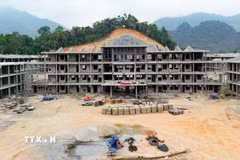 Nhà thầu thi công quyết tâm phấn đấu sẽ hoàn thành và đưa công trình vào sử dụng theo đúng kế hoạch, trước dịp khai giảng năm học mới 2026-2027. (Ảnh: Thanh Tùng/TTXVN)