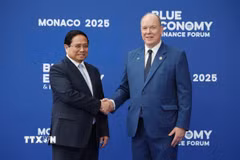 Hoàng thân Monaco Albert II đón Thủ tướng Phạm Minh Chính tham dự Hội nghị Đại dương của Liên hợp quốc lần thứ 3. (Ảnh: Dương Giang/TTXVN)
