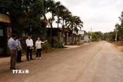 Đoạn đường Khu phố Tân Hà được mở rộng sau khi vận động người dân bàn giao mặt bằng thi công. (Ảnh: K GỬIH/TTXVN)