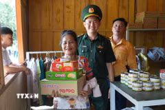 Niềm vui của bà con bản Bu Nà, xã Châu Khê khi đón nhận những món quà tình nghĩa từ "Gian hàng không đồng". (Ảnh: Bích Huệ/TTXVN)