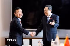 Chủ tịch Quốc hội Trần Thanh Mẫn tiếp ông Roh Tae Moon, Phó Chủ tịch cấp cao kiêm Tổng Giám đốc điều hành Samsung điện tử (Hàn Quốc). (Ảnh: Doãn Tấn/TTXVN)