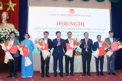 Trao quyết định thành lập Sở Tài chính tỉnh Hà Nam trên cơ sở hợp nhất Sở Tài chính và Sở Kế hoạch và Đầu tư. (Ảnh: Nguyễn Chinh/TTXVN)