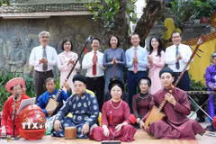 Các đại biểu đến thăm khu vực sinh hoạt của câu lạc bộ ca trù phường Xuân Đỉnh. (Ảnh: Tuyết Mai/TTXVN)