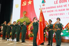 Đại tướng Nguyễn Trọng Nghĩa, Ủy viên Bộ Chính trị, Bí thư Trung ương Đảng, Ủy viên Thường vụ Quân ủy Trung ương, Chủ nhiệm Tổng cục Chính trị QĐND Việt Nam gắn Huân chương Bảo vệ Tổ quốc hạng Nhất lên Quân kỳ Quyết thắng của Học viện Chính trị. (Ảnh: Trọng Đức/TTXVN)