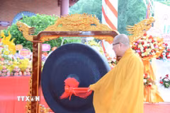 Hòa thượng Thích Thanh Quyết, Phó Chủ tịch Hội đồng Trị sự Giáo hội Phật giáo Việt Nam, Trưởng Ban Trị sự Giáo hội Phật giáo Việt Nam tỉnh Quảng Ninh, thỉnh chuông khai hội. (Ảnh: Thanh Vân/TTXVN)