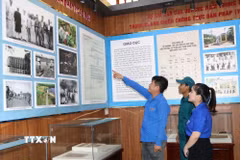 Tuổi trẻ Quảng Ngãi tham quan, tìm hiểu về cuộc đời sự nghiệp cụ Huỳnh thông qua tranh ảnh tại Nhà lưu niệm cụ Huỳnh Thúc Kháng ở xã Nghĩa Hành. (Ảnh: Đinh Hương/TTXVN)