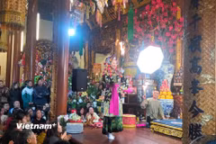Thực hành tín ngưỡng thờ Mẫu ở đền Bồng Lai, dưới chân núi Đầu Rồng. (Ảnh: Thúy Hằng/Vietnam+)