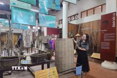 Du khách tham quan nhà trưng bày nông cụ thuộc Điểm du lịch giảm nhựa Cầu ngói Thanh Toàn. (Ảnh: Mai Trang/TTXVN)