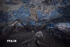 Bên trong Hang C2 thuộc hệ thống hang động núi lửa Krông Nô, Công viên Địa chất toàn cầu UNESCO Đắk Nông. (Ảnh: TTXVN phát)