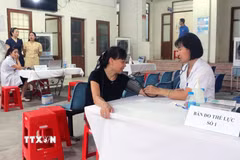 Khám sàng lọc miễn phí cho đối tượng thuộc nhóm 2 tại phường Phủ Lý. (Ảnh: Nguyễn Chinh/TTXVN)